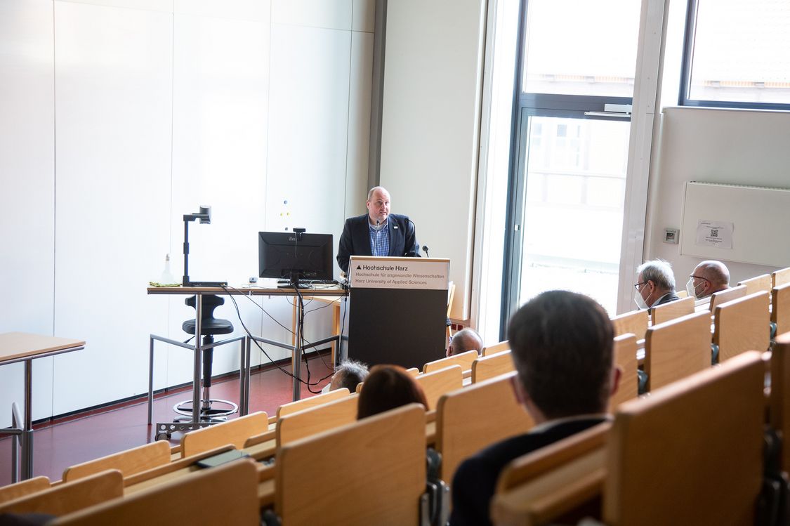 Prof. Dr. Thomas Schneidewind begrüßt die Studierenden in Halberstadt am Fachbereich Verwaltungswissenschaften