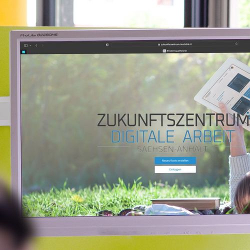 Zwei Personen schauen auf die Homepage vom Zukunftszentrum digitale Arbeit Sachsen-Anhalt