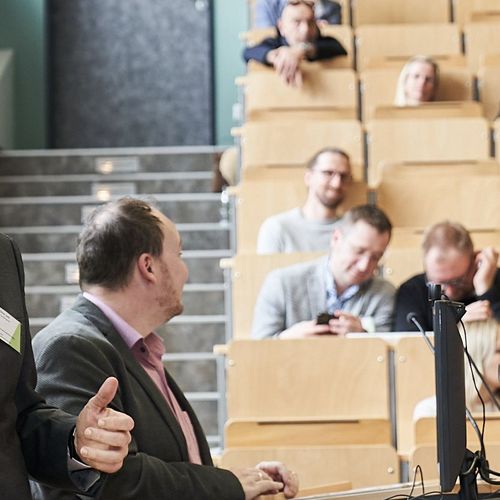 Bild von zwei Referenten vor Publikum im Hörsaal des Fachbereichs Verwaltungswissenschaften der Hochschule Harz