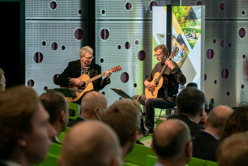 Prof. Dr. Georg Felser und Prof. Dr. Frieder Stolzenburg spielen Gitarre