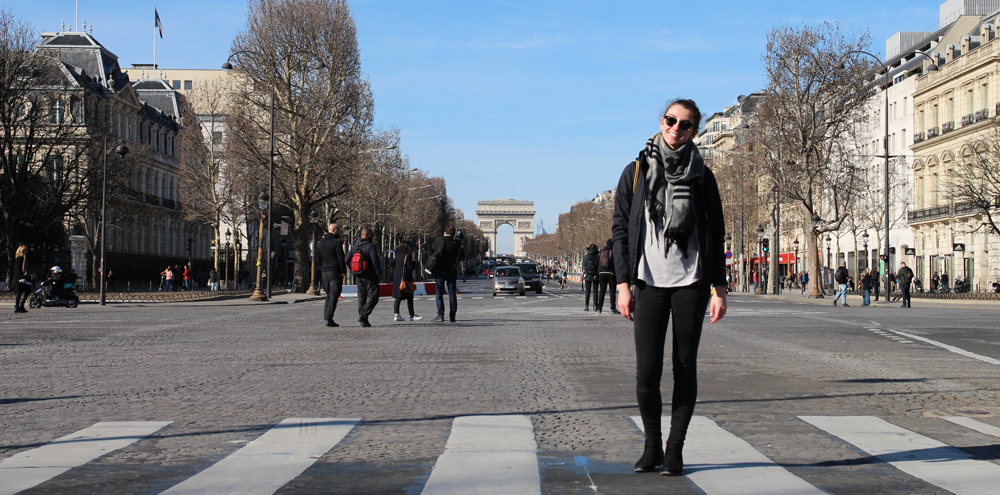 Studierende auf der Avenue des Champs-Élysées in Paris