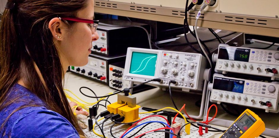 Studentin im Labor Elektrotechnik