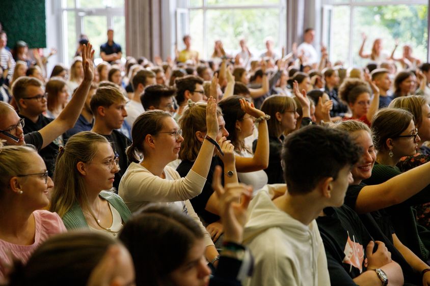 Zum Beginn des Wintersemesters 2023/24 wurden die Erstsemester-Studierenden am Wernigeröder Standort in der Mensa begrüßt. Foto: Sebastian Bürgel/Hochschule Harz