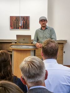Daniel Ackermann, Professor für interaktive Medien, im Gespräch mit den Gästen