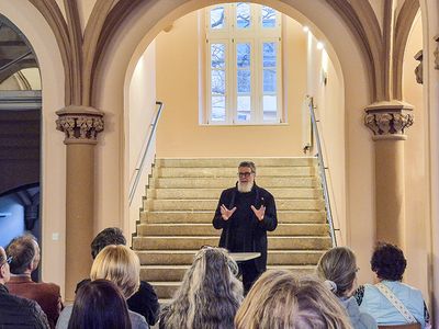 Prof. Dr. Rainer O. Neugebauer, Gründungsdekan des Fachbereichs Verwaltungswissenschaften, stellt die Verknüpfung zum John-Cage-Orgel-Kunst-Projekt her