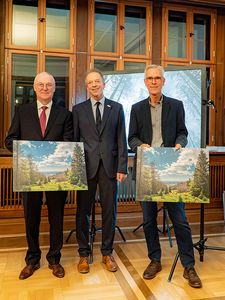 Rektor Prof. Dr. Folker Roland verabschiedet die langjährigen Kuratoriumsmitglieder Dr. Franz Mnich und Andreas Pusch mit einem Foto aus der Serie "NeuHarz"