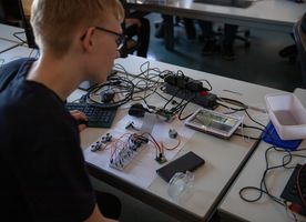 Schüler beim Experimentieren mit dem Raspberry Pi
