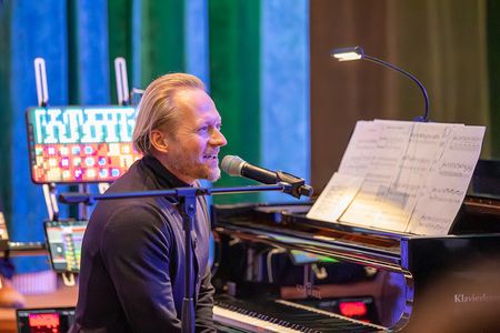 Der international angesehene Künstler und Komponist Michael Emperiom stellt "bachvolution" vor
