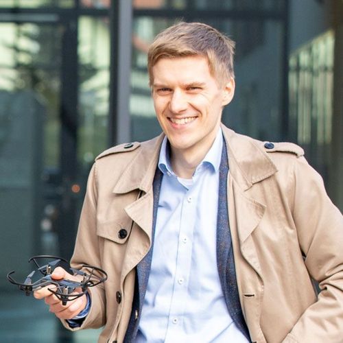 Prof. Dr. Fabian Transchel hält eine Drohne in der Hand