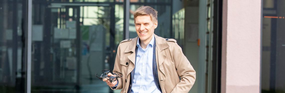 Prof. Dr. Fabian Transchel hält eine Drohne in der Hand