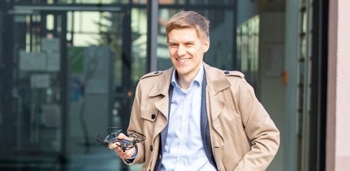 Prof. Dr. Fabian Transchel mit einer Drohne in der Hand