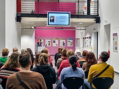 Kanzlerin der Hochschule Harz, Frau Dr. Angela Kunow, begrüßt zur Vernissage