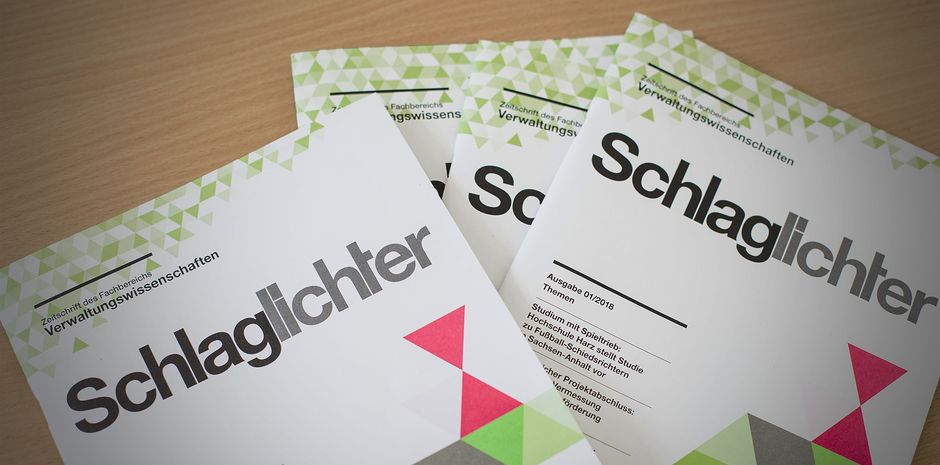 Ein Exemplar des Fachbereichsmagazins Schlaglichter herausgegeben vom Fachbereich Verwaltungswissenschaften der Hochschule Harz.