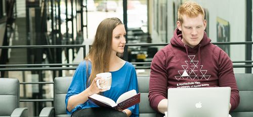 Studierende beim gemeinsamen Lernen