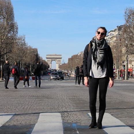 Studentin auf der Avenue des Champs-Élysée in Paris