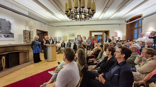 Eindrucksvoll: über 100 Gästen im Kaminzimmer der Villa