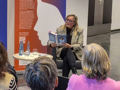 Sarah Piper liest aus der Autobiografie von Gisèle Pelicot "Eine Hymne an das Leben: Die Scham muss die Seite wechseln"
