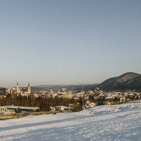 Blick auf die slowakische Stadt Banská Bystrica im Winter