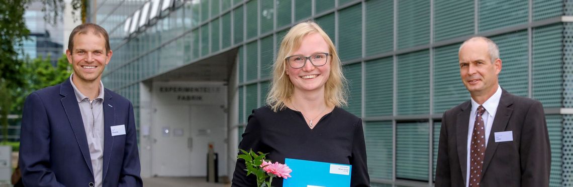 Gruppenbild zur Vergabe des VDI-Förderpreises, im Vordergrund: Preisträgerin Melanie Stolze