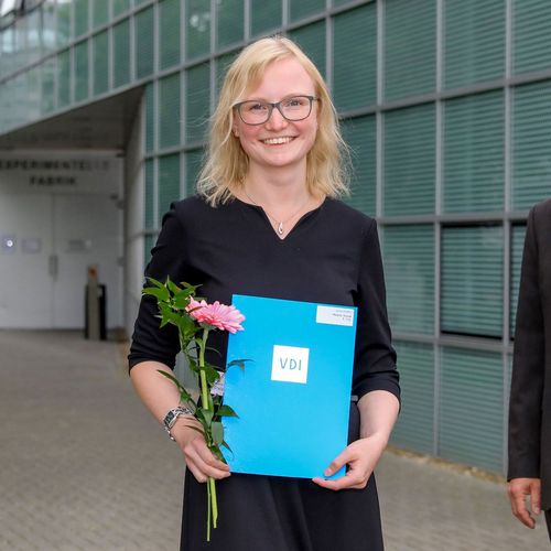 Gruppenbild zur Vergabe des VDI-Förderpreises, im Vordergrund: Preisträgerin Melanie Stolze