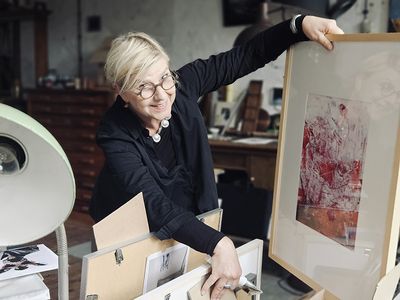 Anke Duda in ihrem Wernigeröder Atelier, wo sie seit 2014 viele verschiedene Utensilien zu- sammengetragen hat, die sie inspirieren. Foto: Britta Fuchs
