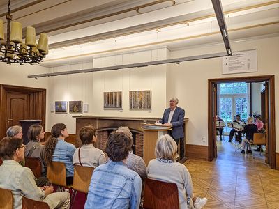 Der Goslarer Künstler und mehrfach ausgezeichnete Fotograf Bertram Kösler präsentiert berührend ästhetische Fotos und Waldtexte aus drei Jahrhunderten