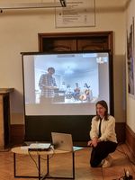 Mitglieder des Akademischen Sinfonieorchesters Hatay begleiten die Vernissage musikalisch – per Live-Schalte aus der Türkei.