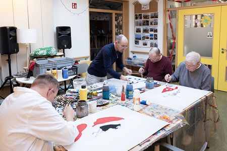 Die Künstlerinnen und Künstler des Malwerks interpretierten unter der Leitung von Korvin Reich die Fotos der Tänzerinnen neu. Foto:Tim Bruns