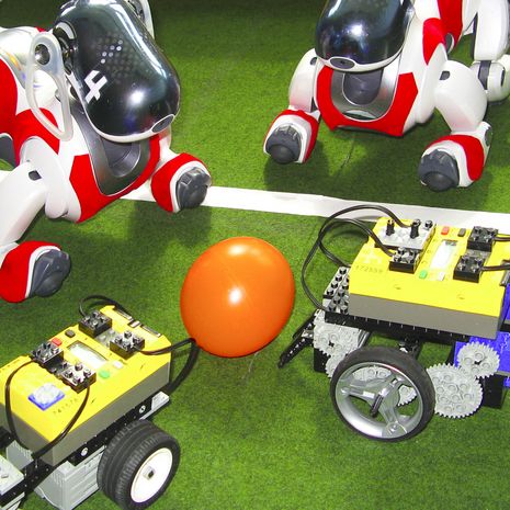 Roboterhunde spielen mit einem Ball