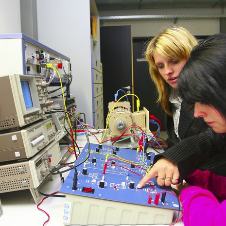 Frauen arbeiten im Elektrotechnik Labor.