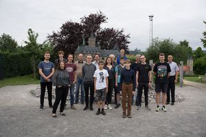 Gruppenbild der Initiative "FBAI goes school" im Wernigeröder Miniaturenpark