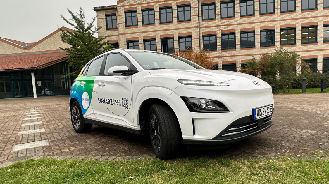 Das neue Elektromobile vor der Hochschule Harz (Foto: Niklas Demuth)