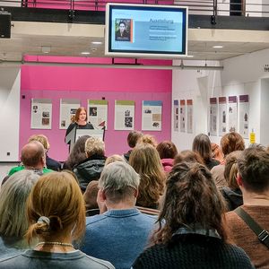 Leiterin des Frauenzentrums Wernigerode, Frau Andrea Borchert, eröffnet die Ausstellung