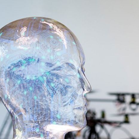 Symbolbild für Künstliche Intelligenz: Glaskopf, Neuronen, Octocopter