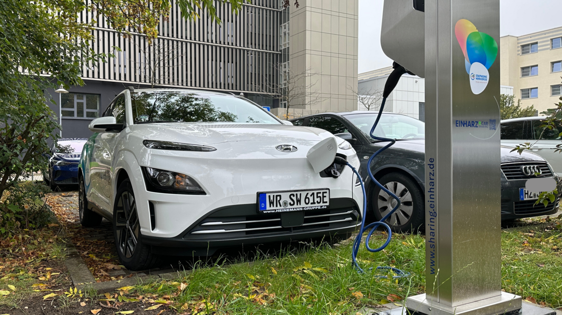 Das neue Elektromobile vor der Hochschule Harz (Foto: Niklas Demuth)