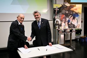 Prof. Karl Oppermann, Rektor Prof. Dr. Armin Willingmann, Vertragsunterzeichnung, 8. April 2014