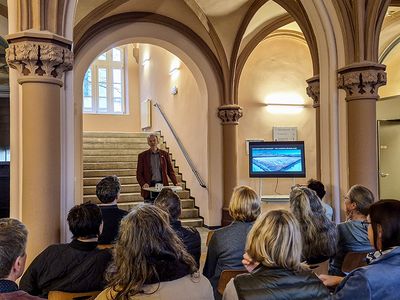 Begrüßung zur Midissage durch Rektor Prof. Dr. Folker Roland am 3. März 2026 im Foyer des Seminargebäudes auf dem Halberstädter Campus der Hochschule Harz