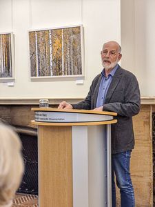 Laudatio zur Eröffnung der Ausstellung "Geformt von Sturm und Käfer" von Kunsthistorikerin Dr. Johanna Junk, vorgetragen von Jörg Fromm