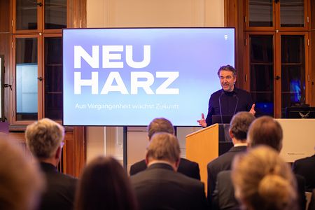 Präsentation zur Ausstelllung  „NeuHarz: Aus Vergangenheit wächst Zukunft“ durch Lars Wiedemann, Fotograf & Mitbegründer der Ausstellung