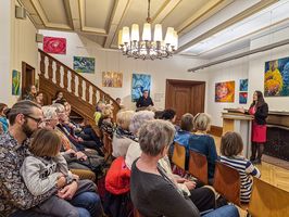 Zahlreiche Gäste bei der Vernissage im Kaminzimmer der Villa