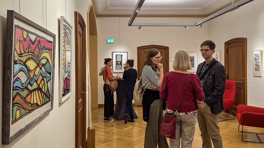Angeregte Gespräche in den Ausstellungsräumen 