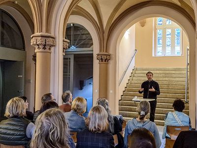 Initiator Lars Wiedemann stellt die auf Halberstadt bezogenen, neuen Fotografien vor und führt anschließend durch die Ausstellung
