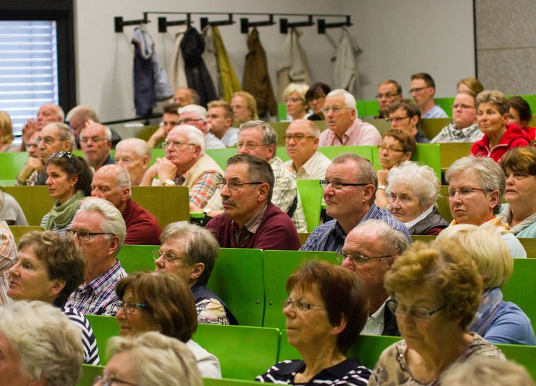 Bild: GenerationenHochschule aktuell zum Thema „Internationale Finanzkrise – Euro-Schuldenkrise – Niedrigzinsen. Wo stehen wir 2015?“ mit Prof. Dr. Niels Angermüller vom Fachbereich Wirtschaftswissenschaften der Hochschule Harz.