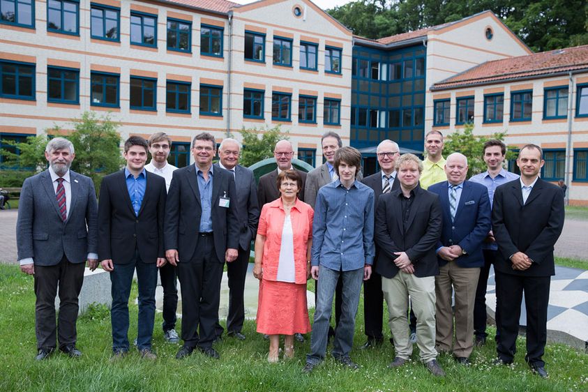 Bild: Bei der Projektabschlusspräsentation kamen (v.l.n.r.) Prof. Dr. Bernhard Zimmermann, Felix Heindorf, Benedikt Banas, Prof. Dr. Hans-Jürgen Scheruhn, Jürgen Sander, Steffen Meinecke, Brita Thielert, Prof. Dr. Folker Roland, Niklas Corr, Dr. Franz 