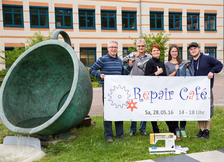 Bild: Die Tüftler der Hochschule Harz bereiten sich auf das erste Repair Café vor (v.l.n.r.): Laboringenieur Bernd Stackfleth, Prof. Dr. Johann Krauser, Jeannette Israel-Schart, Elke und Marcel Maume.