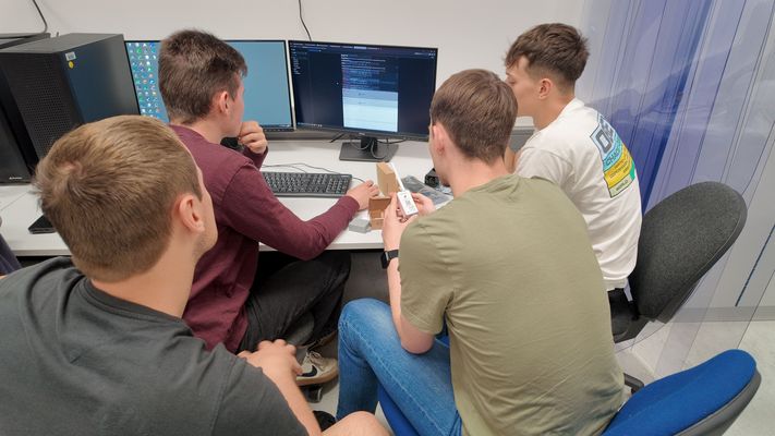 4 Männer sitzen am Computer