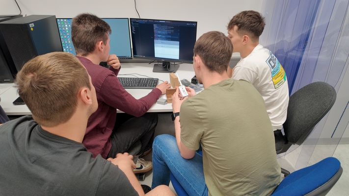 4 Männer sitzen am Computer
