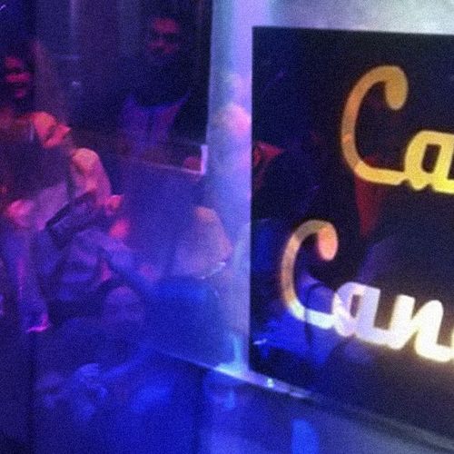 Doppelbelichtung feiernde Menschenmenge im Café Canapé und Schild mit Aufschrift Café Canapé