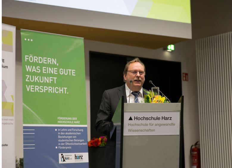 Bild: Am 13. November spricht Dr. Rainer Gerloff, Geschäftsführer der Halberstadtwerke GmbH, zum Thema: „Energiewende – quo vadis?“. Beim Stifterabend im September (Foto) wurde er zum Honorarprofessor für Energiewirtschaft am Fachbereich Automatisierung und Informatik ernannt. Foto: Hochschule Harz