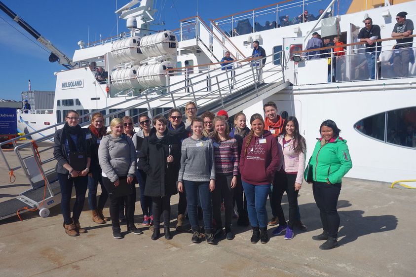 Foto: Harzer auf Helgoland: Zu den 17 angehenden Akademikern des Master-Studiengangs „Tourism and Destination Development“, die die Nordseeinsel besuchten, gehört auch Anita Siemens (4.v.r.).